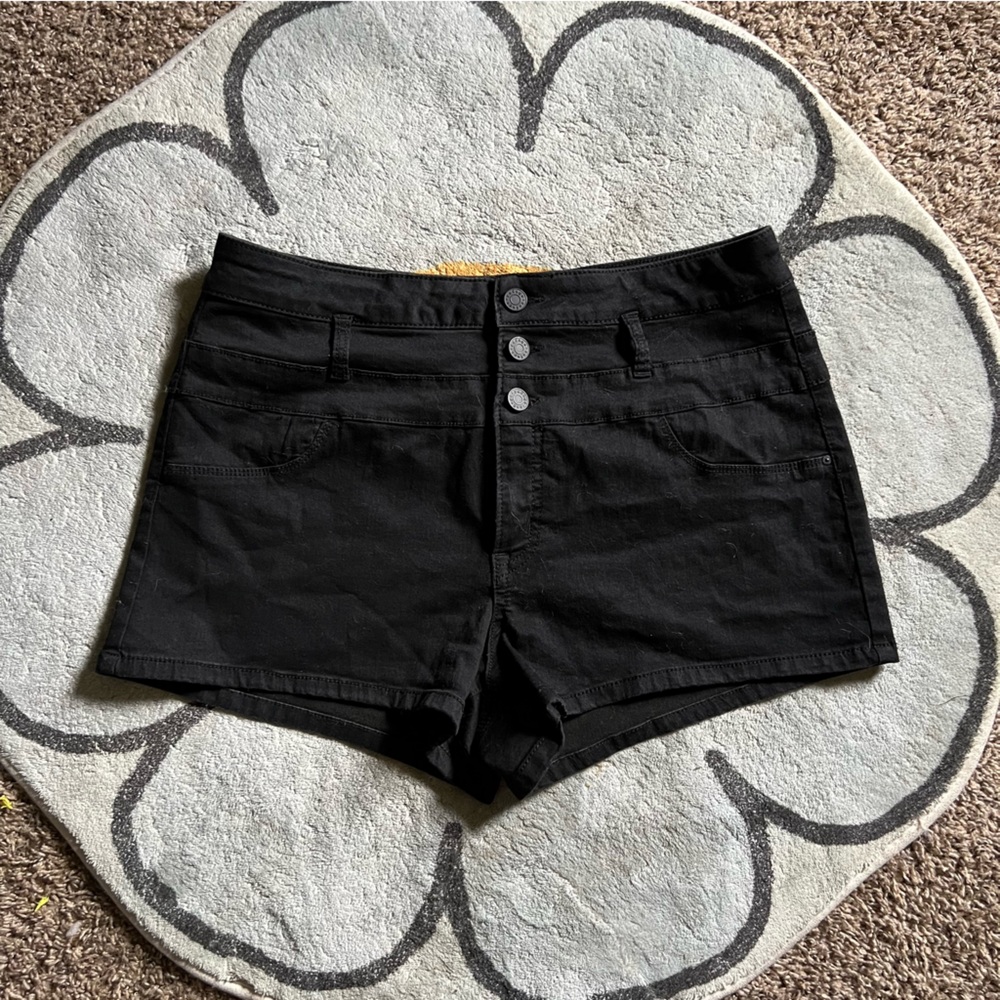 Refuge black shorts